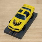 Auto World Pontiac Firebird gelb mit BDR Chassis