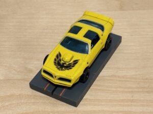 Auto World Pontiac Firebird gelb mit BDR Chassis