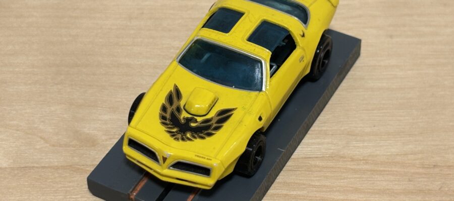 Auto World Pontiac Firebird gelb mit BDR Chassis