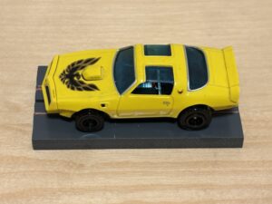 Auto World Pontiac Firebird gelb mit BDR Chassis