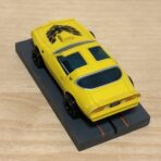Auto World Pontiac Firebird gelb mit BDR Chassis