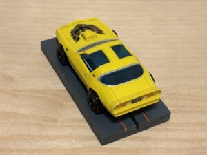 Auto World Pontiac Firebird gelb mit BDR Chassis