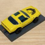 Auto World Pontiac Firebird gelb mit BDR Chassis