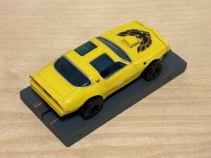 Auto World Pontiac Firebird gelb mit BDR Chassis