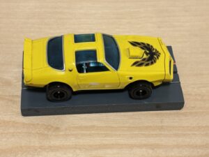 Auto World Pontiac Firebird gelb mit BDR Chassis