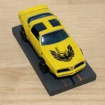 Auto World Pontiac Firebird gelb mit BDR Chassis
