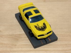 Auto World Pontiac Firebird gelb mit BDR Chassis