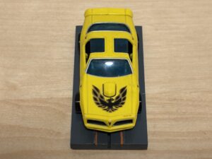 Auto World Pontiac Firebird gelb mit BDR Chassis
