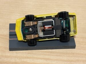 Auto World Pontiac Firebird gelb mit BDR Chassis