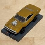 Johnny Lightning Dodge Charger gold metallic mit BDR Chassis