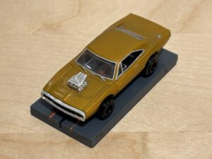 Johnny Lightning Dodge Charger gold metallic mit BDR Chassis