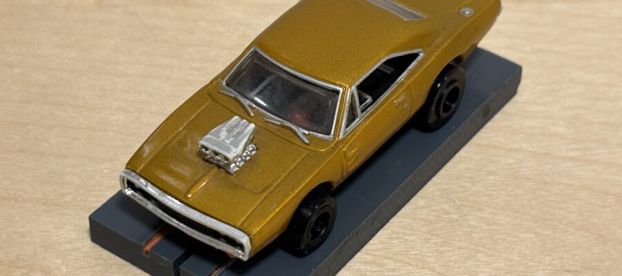 Johnny Lightning Dodge Charger gold metallic mit BDR Chassis