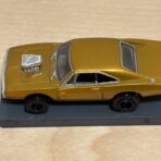 Johnny Lightning Dodge Charger gold metallic mit BDR Chassis