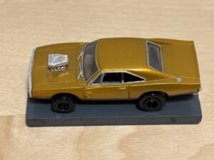 Johnny Lightning Dodge Charger gold metallic mit BDR Chassis