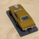 Johnny Lightning Dodge Charger gold metallic mit BDR Chassis