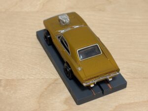 Johnny Lightning Dodge Charger gold metallic mit BDR Chassis
