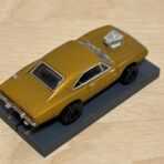 Johnny Lightning Dodge Charger gold metallic mit BDR Chassis