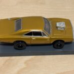 Johnny Lightning Dodge Charger gold metallic mit BDR Chassis