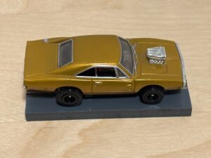 Johnny Lightning Dodge Charger gold metallic mit BDR Chassis