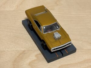 Johnny Lightning Dodge Charger gold metallic mit BDR Chassis