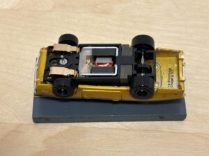 Johnny Lightning Dodge Charger gold metallic mit BDR Chassis