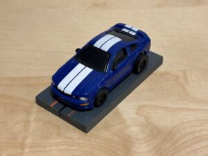 Auto World Super III Mustang blau/weiss