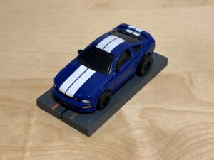 Auto World Super III Mustang blau/weiss