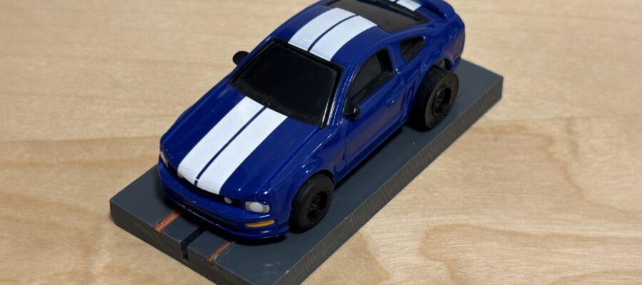 Auto World Super III Mustang blau/weiss