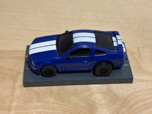 Auto World Super III Mustang blau/weiss