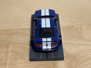 Auto World Super III Mustang blau/weiss