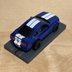 Auto World Super III Mustang blau/weiss
