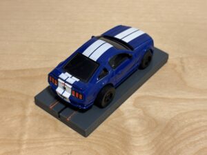 Auto World Super III Mustang blau/weiss
