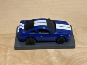 Auto World Super III Mustang blau/weiss