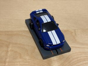 Auto World Super III Mustang blau/weiss