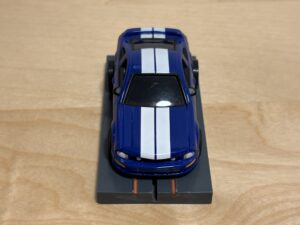 Auto World Super III Mustang blau/weiss