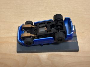 Auto World Super III Mustang blau/weiss