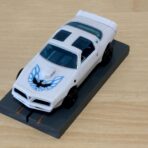 Pontiac Firebird weiss mit Bulldog-Chassis