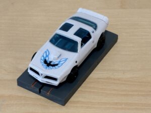 Pontiac Firebird weiss mit Bulldog-Chassis