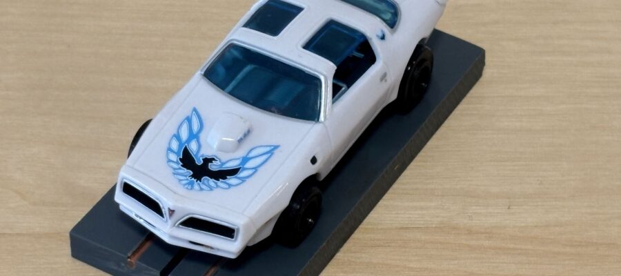 Pontiac Firebird weiss mit Bulldog-Chassis