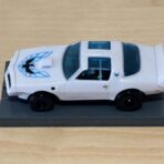 Pontiac Firebird weiss mit Bulldog-Chassis
