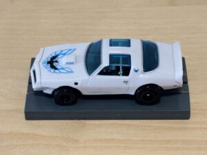 Pontiac Firebird weiss mit Bulldog-Chassis