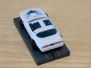Pontiac Firebird weiss mit Bulldog-Chassis