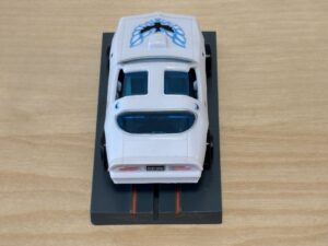 Pontiac Firebird weiss mit Bulldog-Chassis