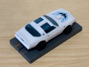 Pontiac Firebird weiss mit Bulldog-Chassis