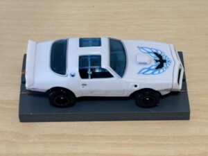 Pontiac Firebird weiss mit Bulldog-Chassis