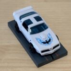 Pontiac Firebird weiss mit Bulldog-Chassis