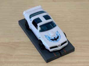 Pontiac Firebird weiss mit Bulldog-Chassis