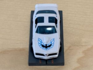 Pontiac Firebird weiss mit Bulldog-Chassis